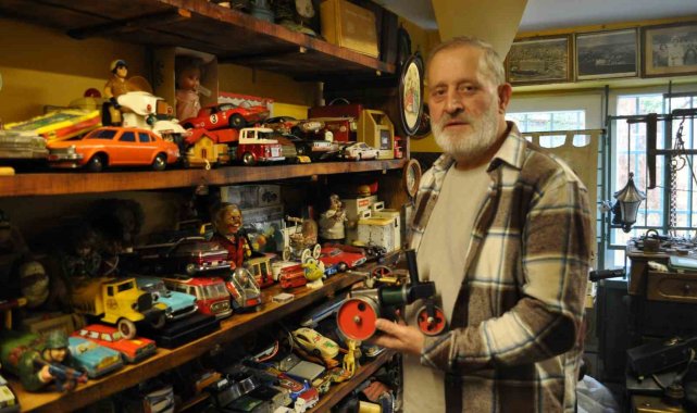 Eskişehir'de antikacılık yapan Hakan Akın, elindeki çeşitli ülkelerden ...