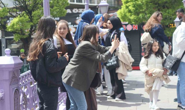 Eskişehir'de bulunan Porsuk Çayı'ndaki köprüde fotoğraf çekilmek is...