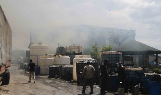 Hatay'ın Antakya ilçesinde bir zeytinyağı fabrikasında çıkan yangına it...