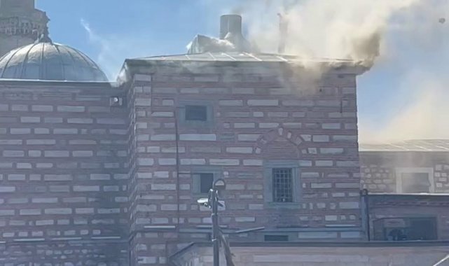 İstanbul Eminönü'ndeki Mısır Çarşısı'nda yangın çıktı. Olay yerine ...