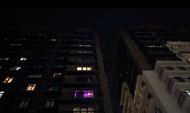 Kağıthane'de bulunan bir rezidansta yaşayan 21 yaşındaki genç, çatıdan ...