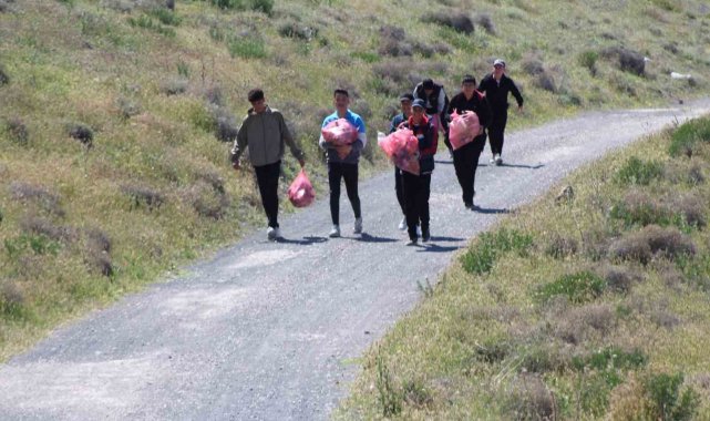 Konya'nın Karapınar ilçesinde lise öğrencileri Acıgöl'de çevre temi...