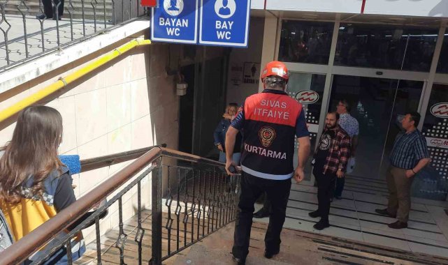 Sivas'ta tuvalette ayağı kayıp kafasını yere vuran yaşlı adam olay yeri...