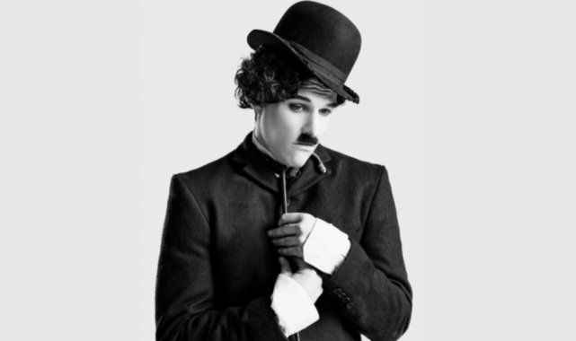 Ünlü İngiliz komedyen Charlie Chaplin'in yaşam öyküsünü anlatan tiyatro...