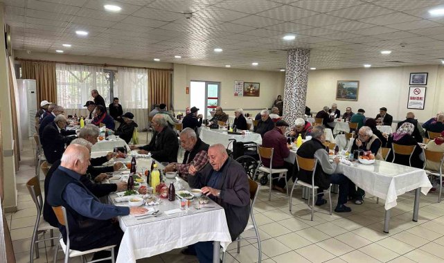 Adanalı kebapçı, sosyal projeler aracılığıyla depremzedelere, huzurevinde k...