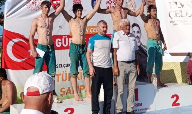 Çorum'da düzenlenen Karakucak Güreş Yıldızlar Türkiye Şampiyonası'n...