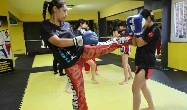 Diyarbakır'da 14 kadın ve erkek kick boksçu, antrenörleriyle aynı ringd...