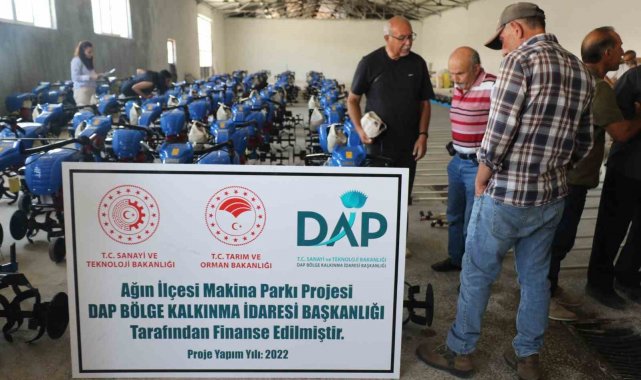 Elazığ'ın Ağın ilçesinde çiftçilere, badem silkeleme ve çapa makinesi d...