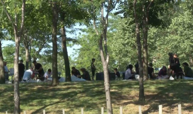 İSTANBUL(İHA) – Bayrampaşa'da Kurban Bayramı'nın ilk gününde bazı v...