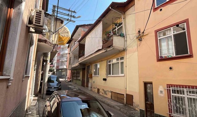 Kocaeli'de gece karanlığında şehre inen ve binaların balkonlarına tırma...