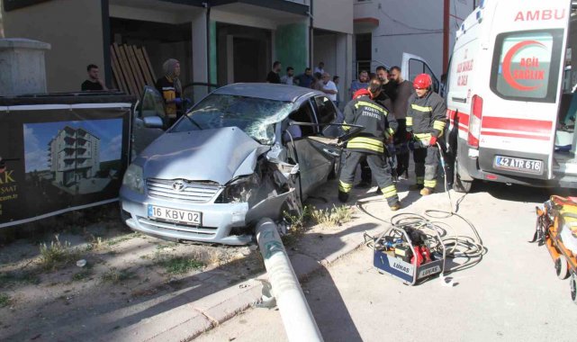 Konya'nın Beyşehir ilçesinde işçi servisi ile otomobilin çarpışması son...