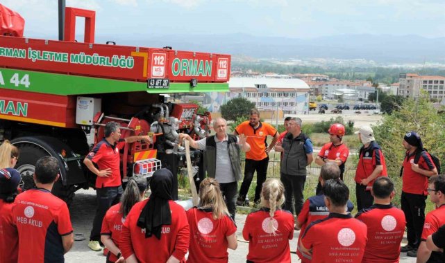 Kütahya Orman Bölge Müdürlüğünde orman yangınlarıyla mücadele gönüllü eğiti...