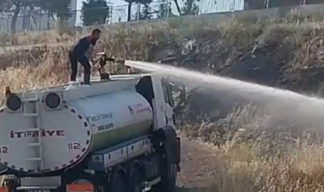 Kütahya'nın Tavşanlı ilçesinde çıkan ot yangını, belediye itfaiye ekipl...