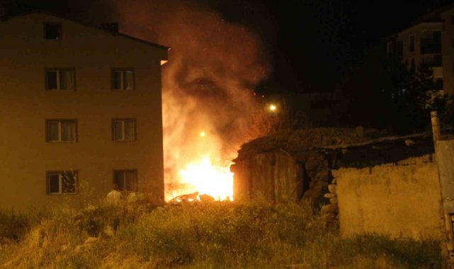 Sivas'ın Zara ilçesinde üç katlı bir binanın bahçesinde bulunan odunluk...