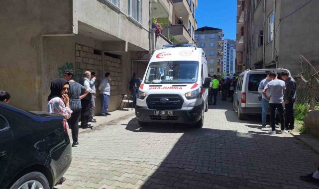 Trabzon'un Araklı ilçesinde bir genç bileklerini keserek intihar etti.
...