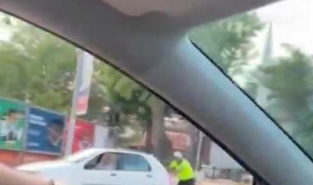 Antalya'da kaza sonrası yolda kalan araca yardım eden trafik polisinin,...