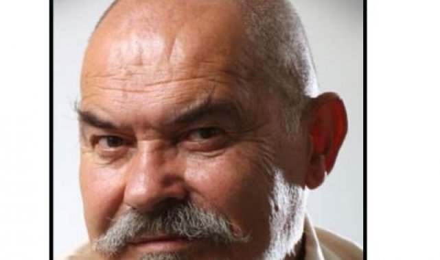 Bir çok dizi ve filmde rol alan tiyatro sanatçısı Şener Kökkaya, hayatını k...