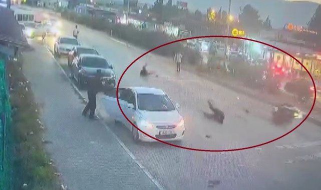 Hatay'ın Antakya ilçesinde yolun karşısına geçen 3 yayaya çarpan motosi...