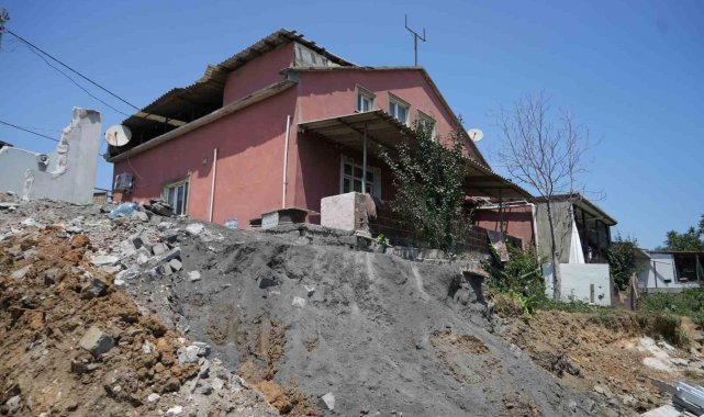 İstanbul Sultangazi'de dinamitle patlama ve kepçelerle yapılan çalışmal...