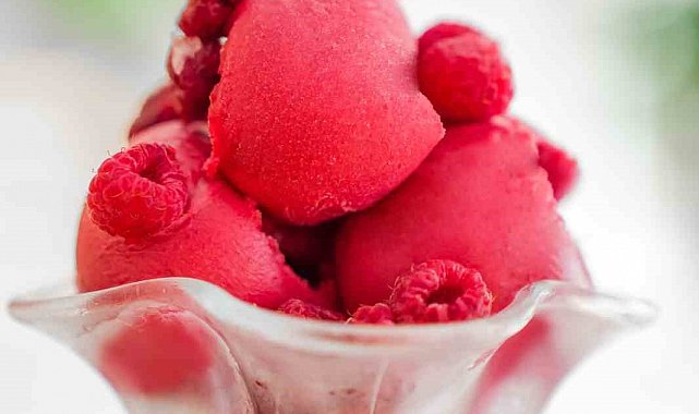 Böğürtlenli doğal dondurma, yaz sıcaklarının favorisi oldu