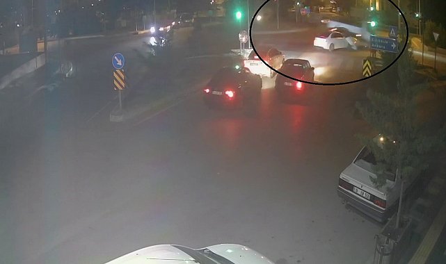 Kırmızı ışık ihlali kazaya neden oldu