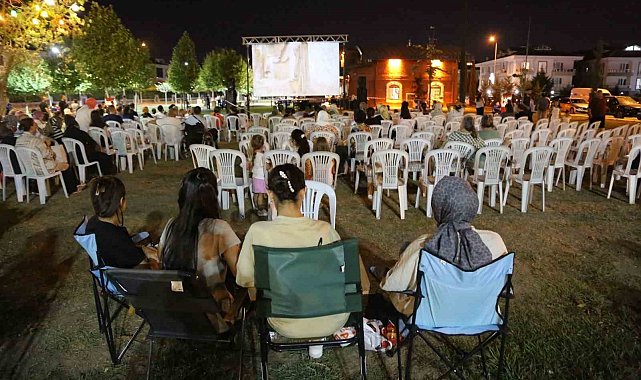 Serdivan açık hava film gösterimleri devam ediyor