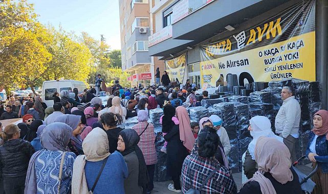 Bir züccaciye mağazasının "ne alırsan 100 lira" kampanyası uzun kuyruklara neden oldu