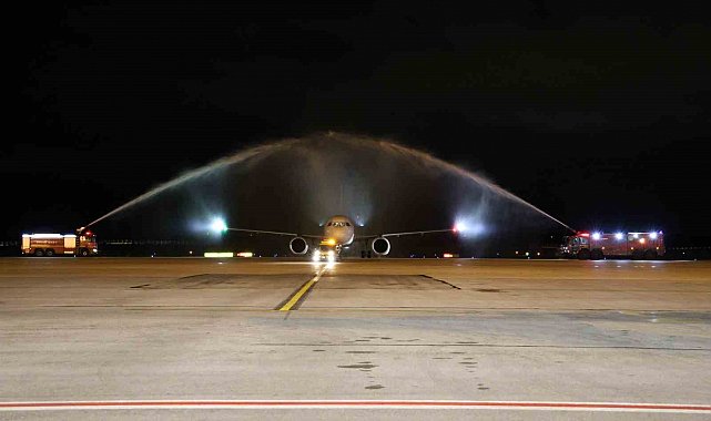 Sivas'ta İzmir uçağı törenle karşılandı