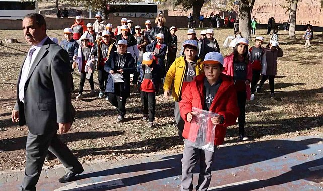 Aksaray'da çocuklar meşe palamudu toplamak için yarıştı