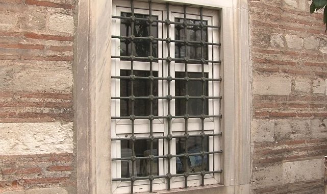 Fatih'teki 439 yıllık Mehmed Ağa Camii'ne plastik pencere takıldı, tarihi külliyenin hamamı harabeye döndü