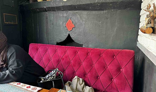 Fatih'te 466 yıllık çeşme kafenin içine alındı: Dekor olarak siyaha boyandı