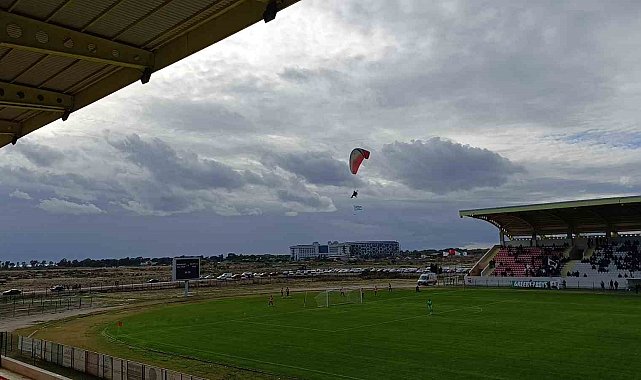 Manavgat Stadı'nda paramotor gösterisi