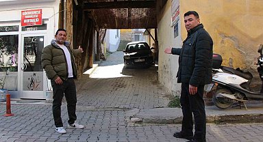 230 yıllık ahşap binanın altından sokak geçiyor