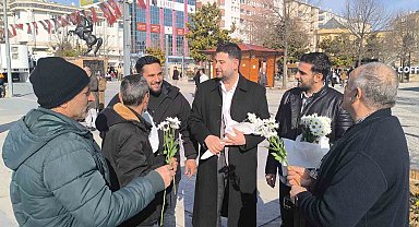 'Dünya Tersine Günü'nde erkekleri çiçekle mutlu ettiler