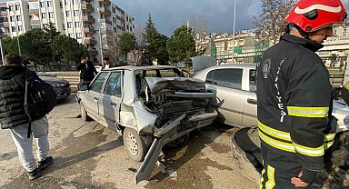 5 aracın karıştığı zincirleme kazada 2 kişi yaralandı