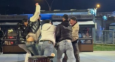 5 kişinin bir gence tekmeli yumruklu saldırısı kamerada