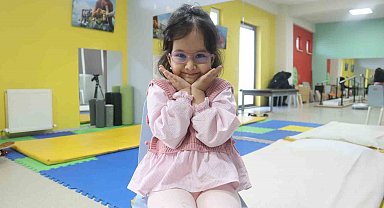 5 yaşındaki Omina hem yeniden yürüdü hem de Türkçe öğrendi