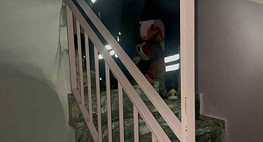 5'inci kattaki merdivenlerden düşerek yaralanan kadın hastaneye kaldırıldı