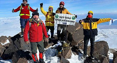 6 dağcı 4 bin 58 rakımlı Süphan Dağı'na tırmandı