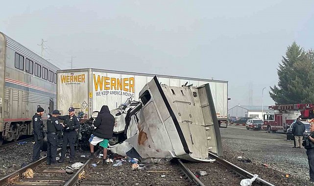 ABD'de yolcu treni hemzemin geçitteki tırı biçti