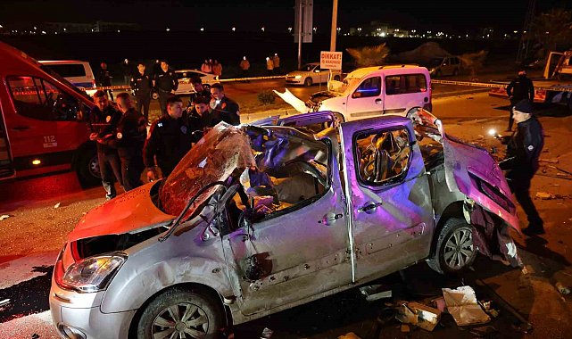 Adana'da feci kaza... Ters yöne girdi, karşıdan gelen araçla çarpıştı: 1 ölü, 2 yaralı