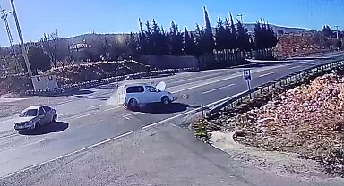 Adıyaman'da 2 aracın çarpışma anı kameralara yansıdı