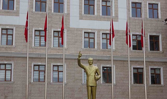 Adıyaman'da bayraklar yarıya indirildi