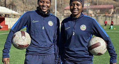 Afrikalı kadın sporcular Yüksekova'da mutlu