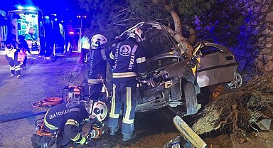 Ağaca çarpan otomobil hurdaya döndü, 2 genç hayatını kaybetti