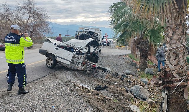 Ağaca çarpan Tofaş'ın ikiye bölündüğü feci kaza kameraya yansıdı