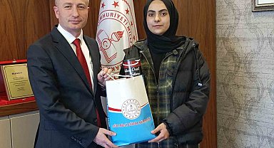 Ağrı'da öğrenci Zeynep Erçek, 'Okulum Beni Bekler' projesi ile eğitime döndü, takdir belgesi aldı