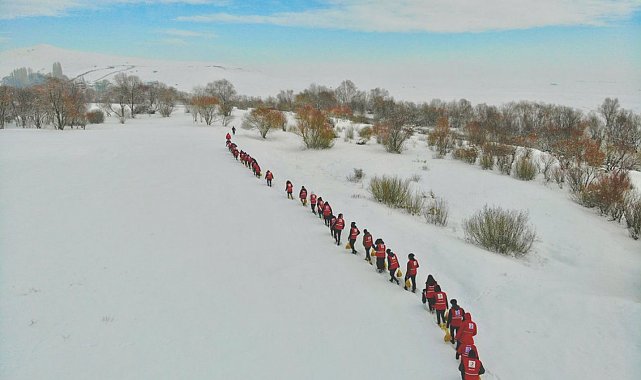 Ağrı'da yaban hayvanları için doğaya 1 ton yem bırakıldı