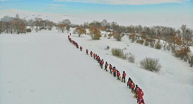 Ağrı'da yaban hayvanları için doğaya 1 ton yem bırakıldı