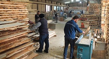 Ahşap imalat atölyesi kent mobilyaları üretimine devam ediyor